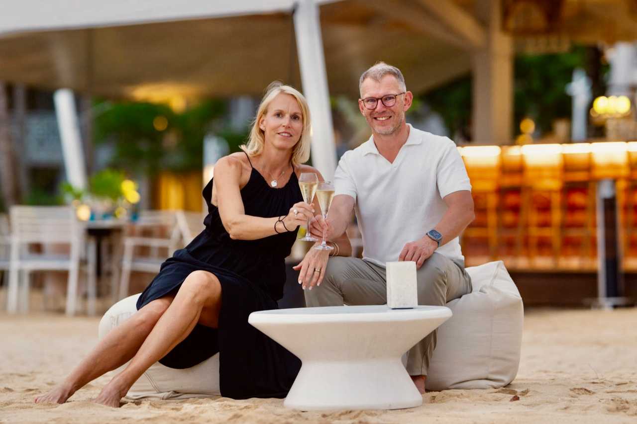 David Walter a Veronika Walterová si připíjejí na pláži